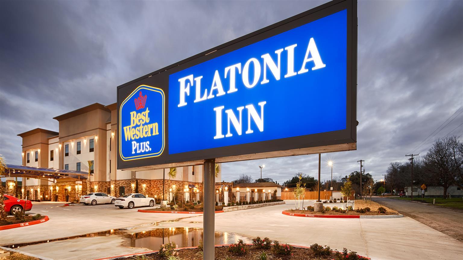 Best Western Plus Flatonia Inn Экстерьер фото
